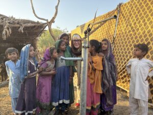 Brenda bij waterput Pakistan